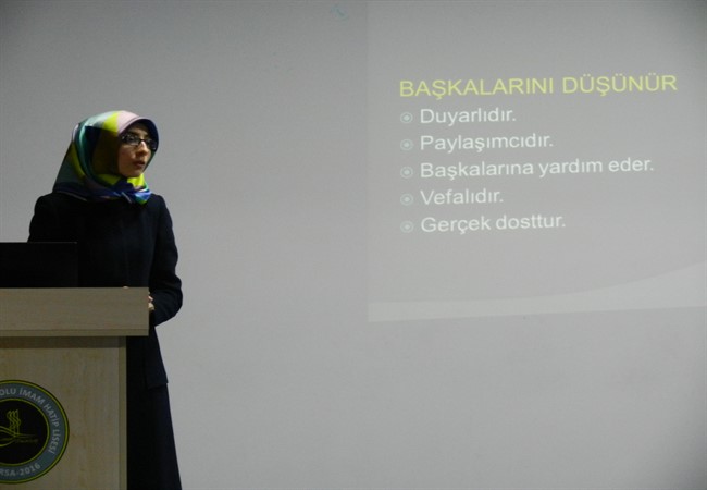 Fatma Şen Kayar, Kanuni İmam Hatip Lisesinde “Karakter Eğitimi” konulu seminer verdi.